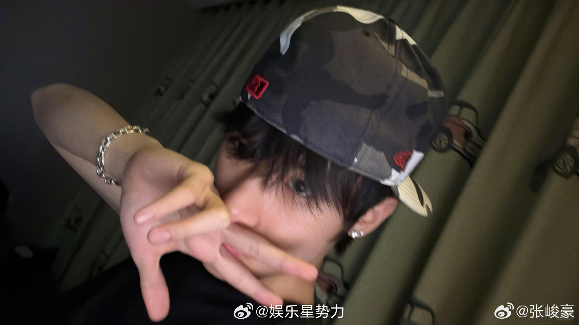 张峻豪出场 bgm 是非诚勿扰也太会整活了吧！自带相亲节目出场音效，一号男嘉宾张