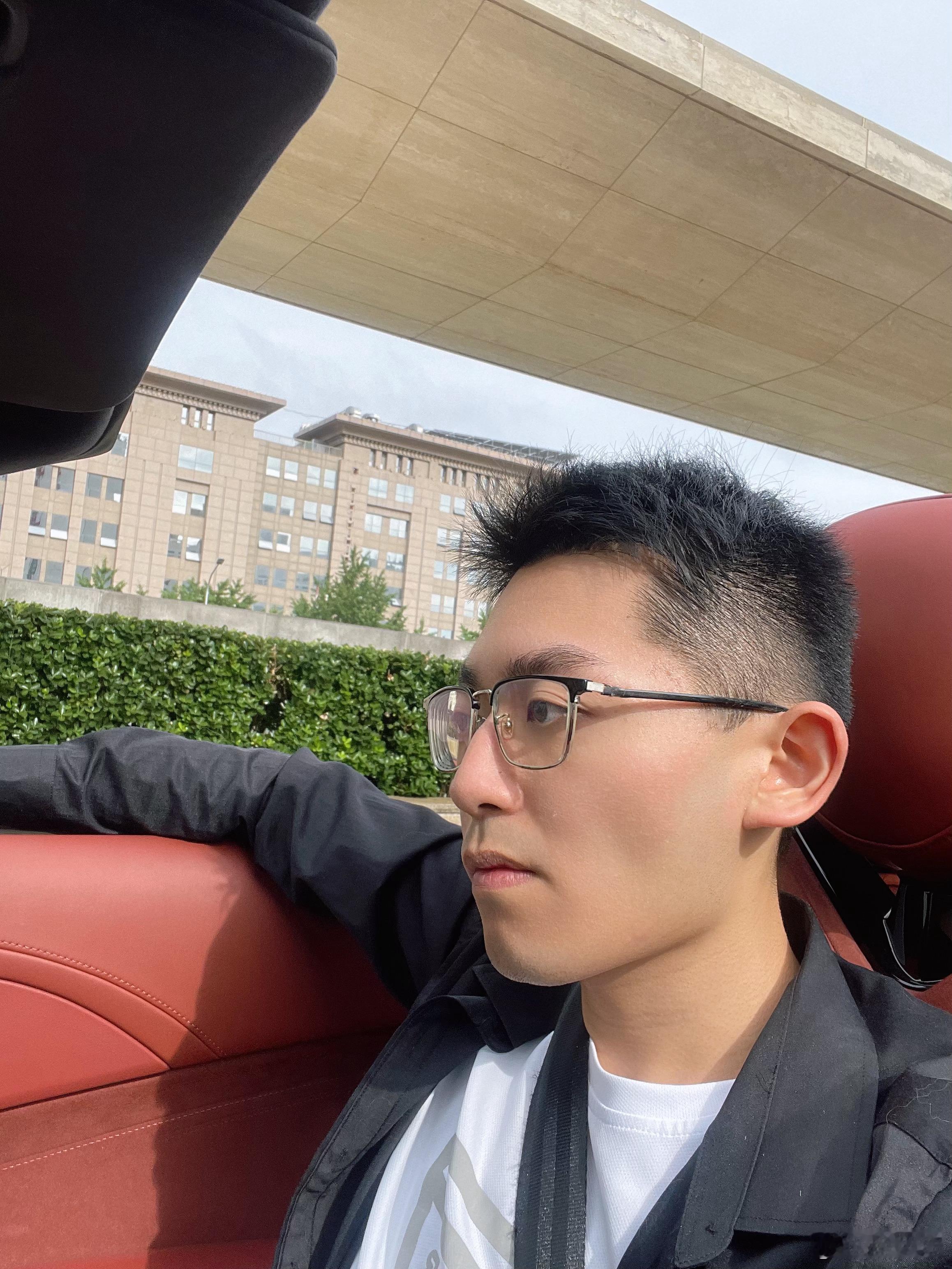 在北京的阳光下沐浴🥶（座椅加热已经偷偷打开了）  ​​​