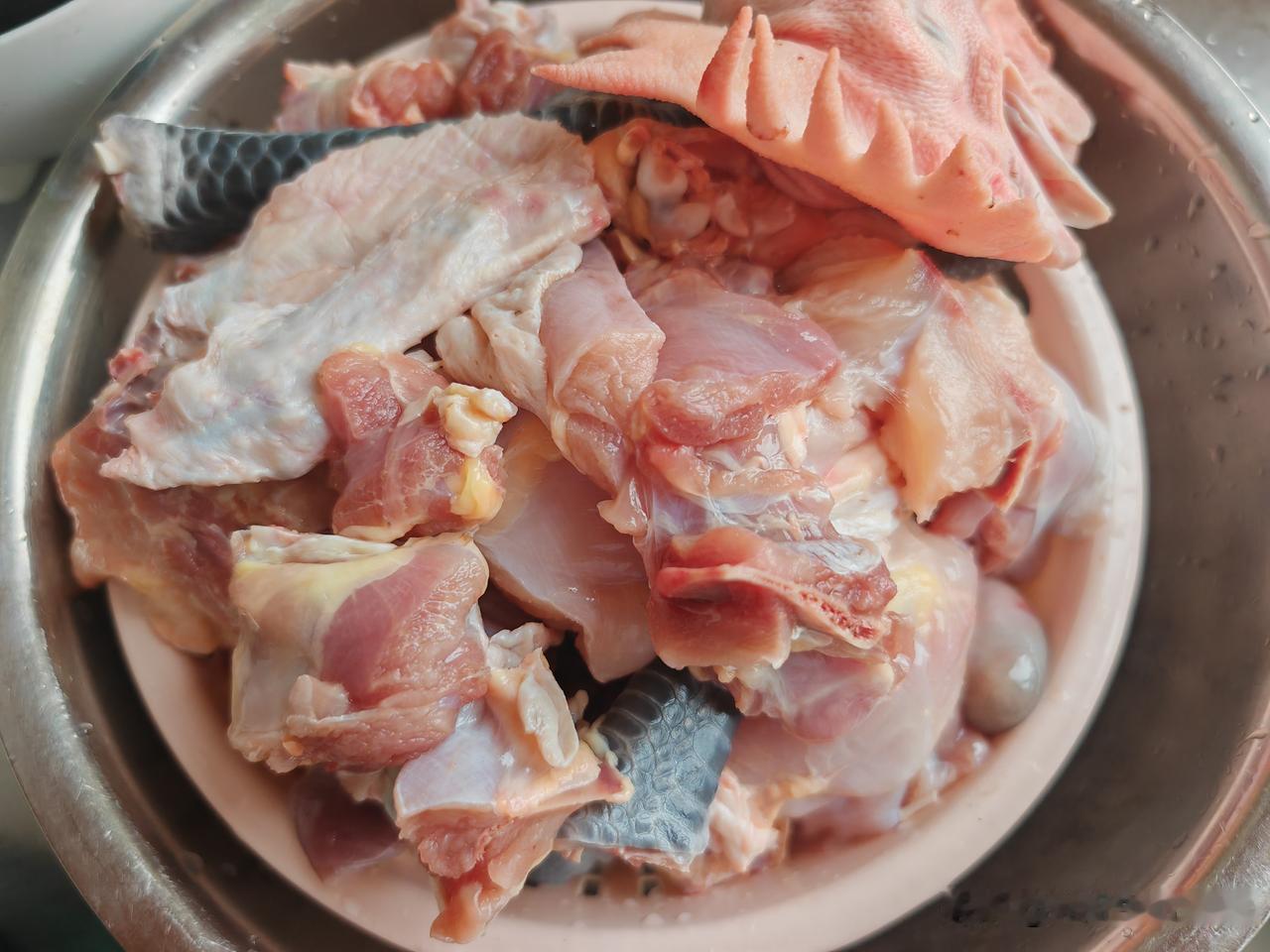 午饭大家都吃了烤肉，晚饭吃炖鸡肉的战斗力还是没减一点。

出门前就把鸡肉（老公带