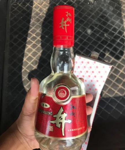 山东淄博火出圈！烧烤店酒水单曝光，没有高价酒，全是好喝不贵的纯粮酿

第一款：扳