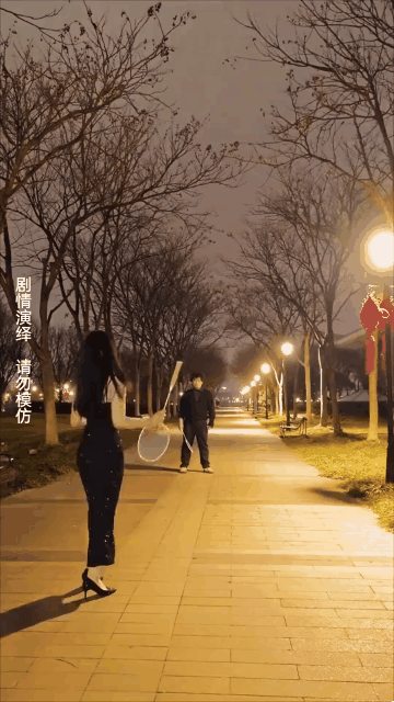 冬天的寒气也阻挡不了女人的高水平发挥！
女人球技水平是真的高！用球拍柄都可以与男