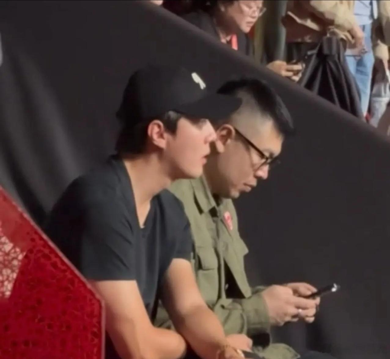 鸟巢炸了！吴世勋突袭张艺兴演唱会，这声“哥哥”等了13年 刚刷到热搜直接蹦起来：