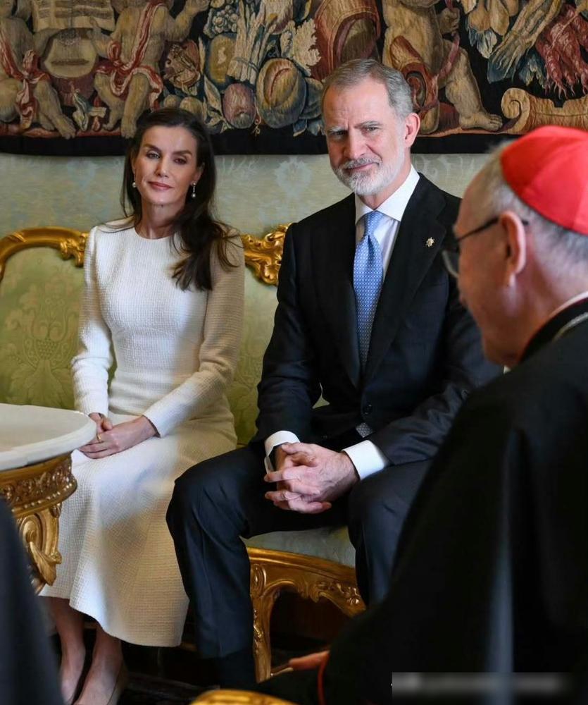 梵蒂冈清一色的黑纱里，这个女人竟敢穿一身刺眼的白裙。
 
就在刚才，莱蒂齐亚觐见