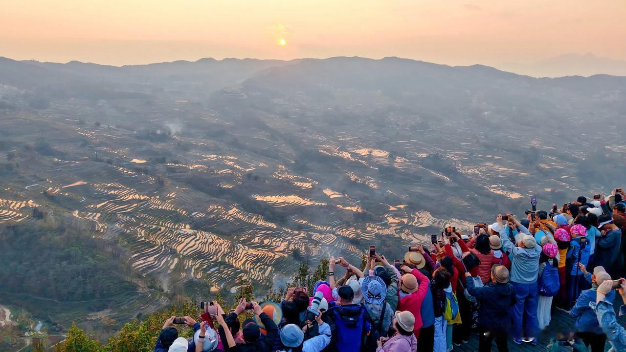 元阳梯田，这里是世界文化遗产的核心区之一，也是中国最美的一片梯田之一。航拍超震撼