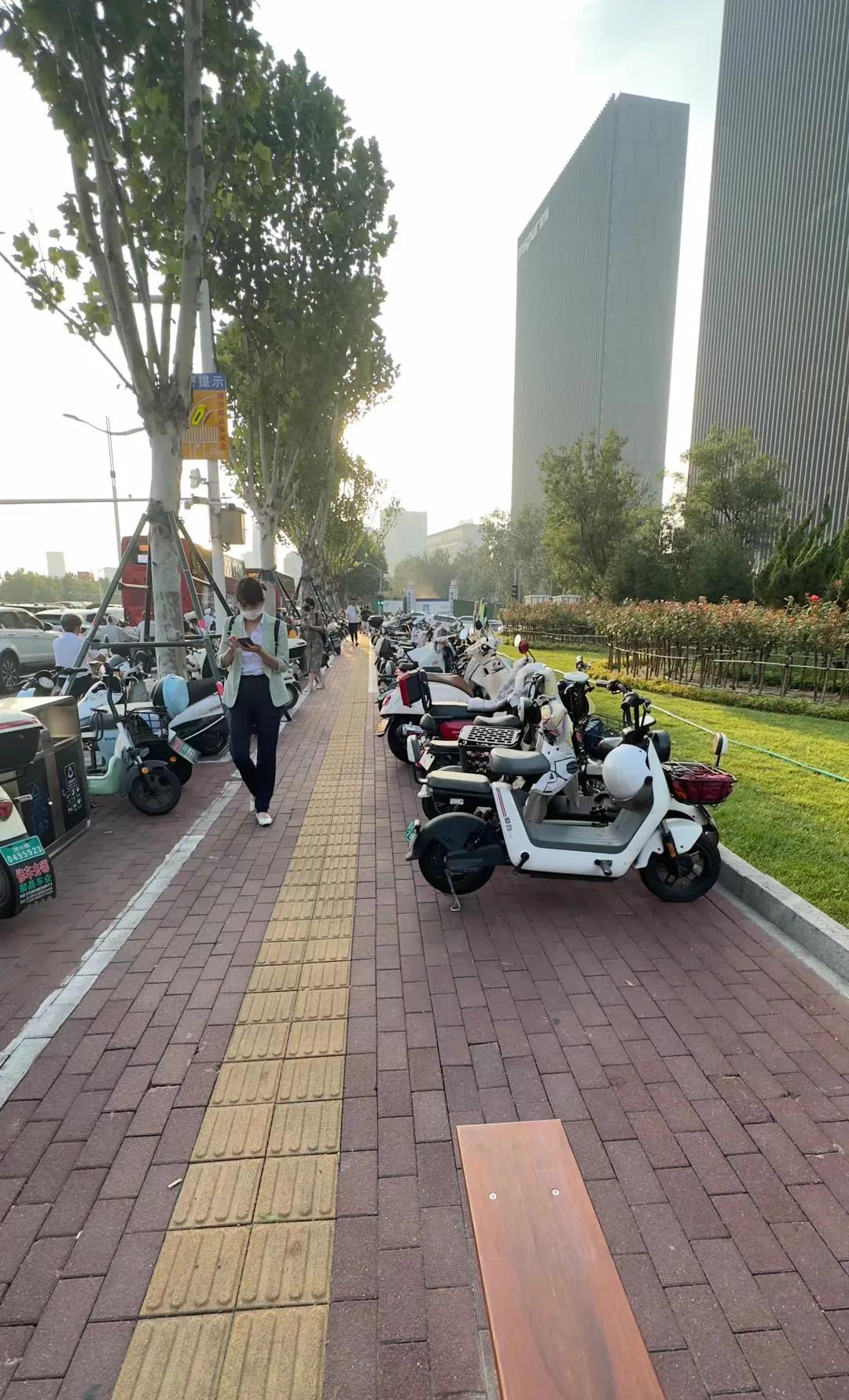 在济南：这些路边随便停放的电动车就真的不怕被偷吗？
之前朋友的电动车连着被偷了两