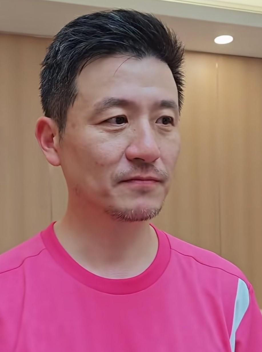 大家觉不觉得他越来越像香港四大天王的张学友，我刚刷到这张照片的时候以为他就是张学