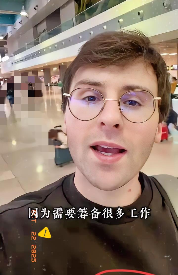 大家好，我是马库斯。我现在在机场准备登机出发回中国了，我太激动了。松松和士杰因为