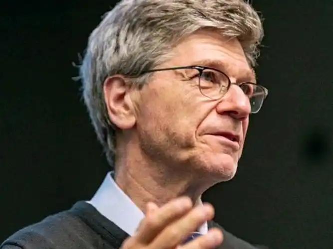 美国为啥老盯着中国不放？美国著名经济学家杰弗里·萨克斯说出了大实话，中国根本不是