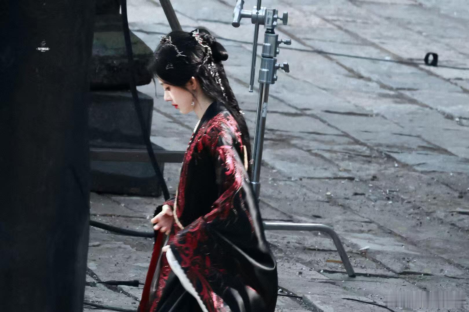 鞠婧祎这滴泪 一滴清泪诉衷肠，鞠婧祎将角色的破碎与深情融进泪中，情绪克制却张力十