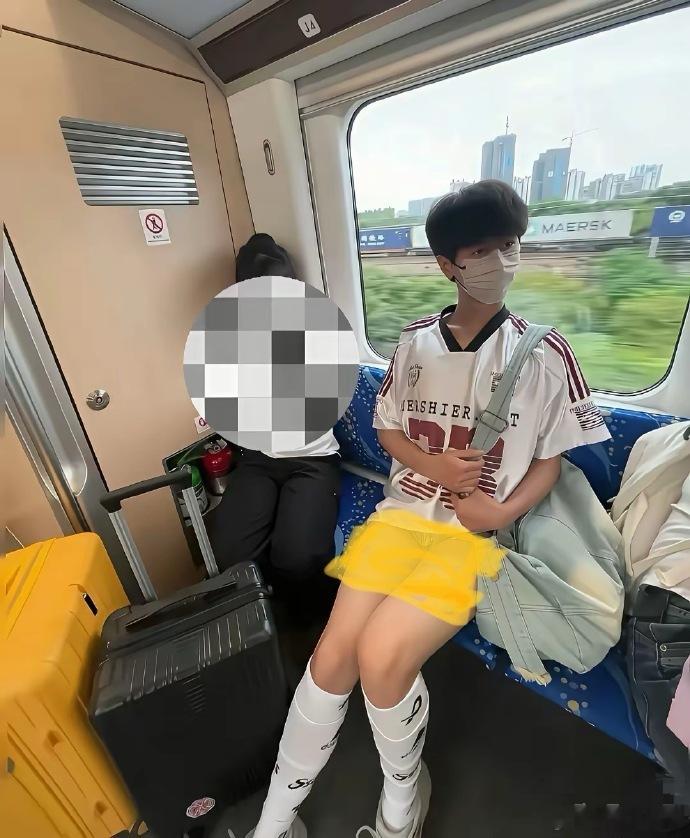 若见儿子如此装扮，心必难受。恐其取向有异，然天生如此者众，后期扭转实难，不禁忧从