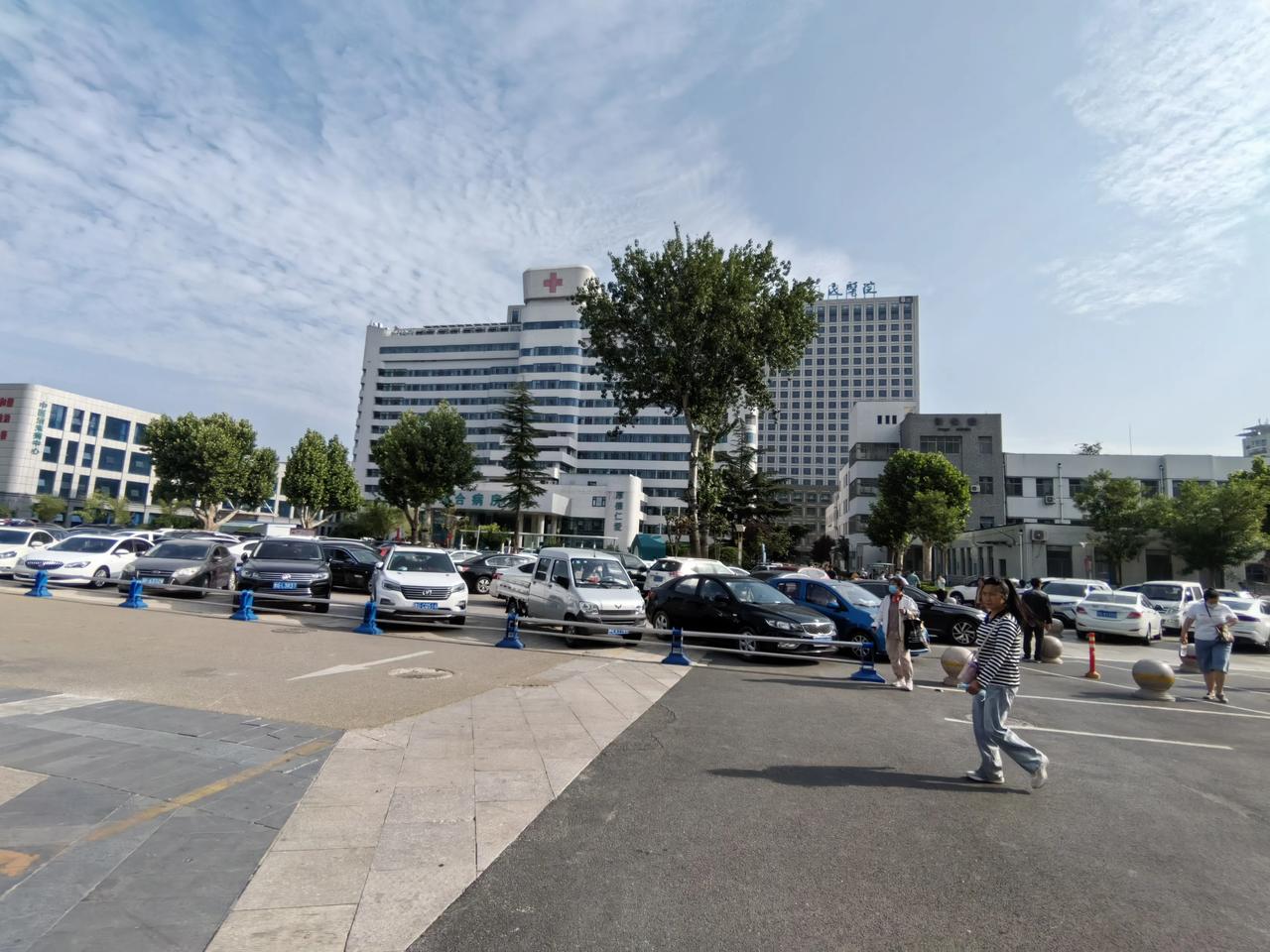 《赞临朐警民》
警笛长鸣破晓寒，
临朐潍水大道宽。
幼童断指灾情险，
警民齐心爱