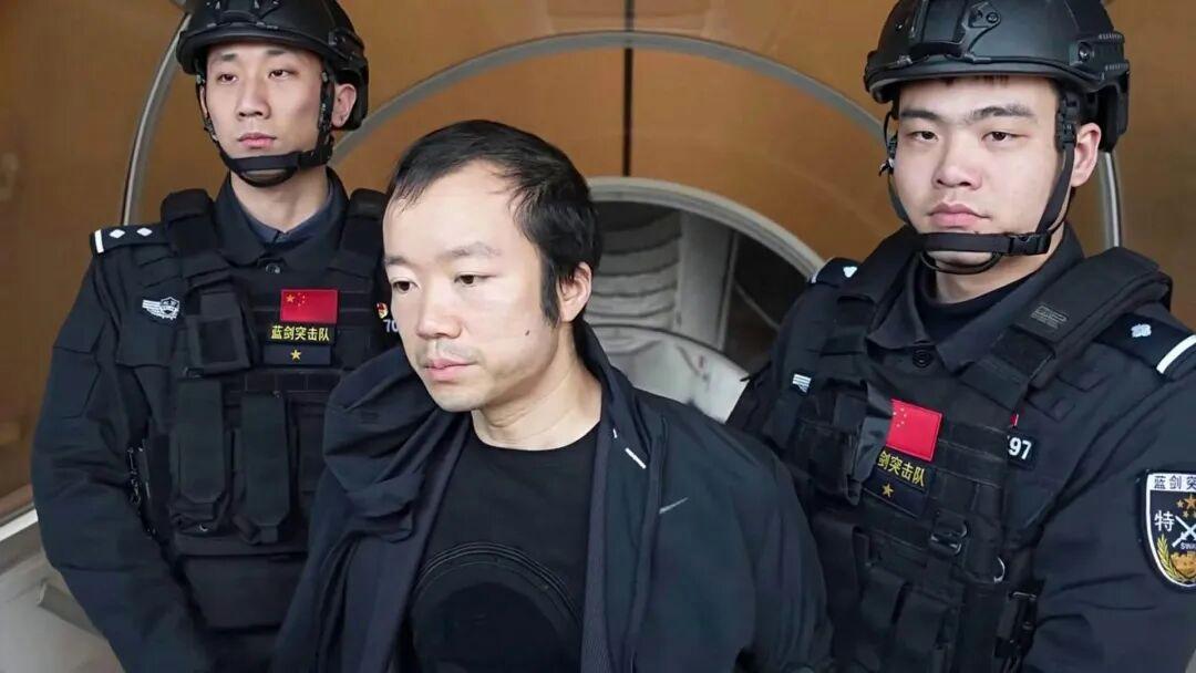 柬埔寨诈骗头目陈志很会伪装自己，披着层层“合法外衣”，顶着各种光环，具有极强的迷