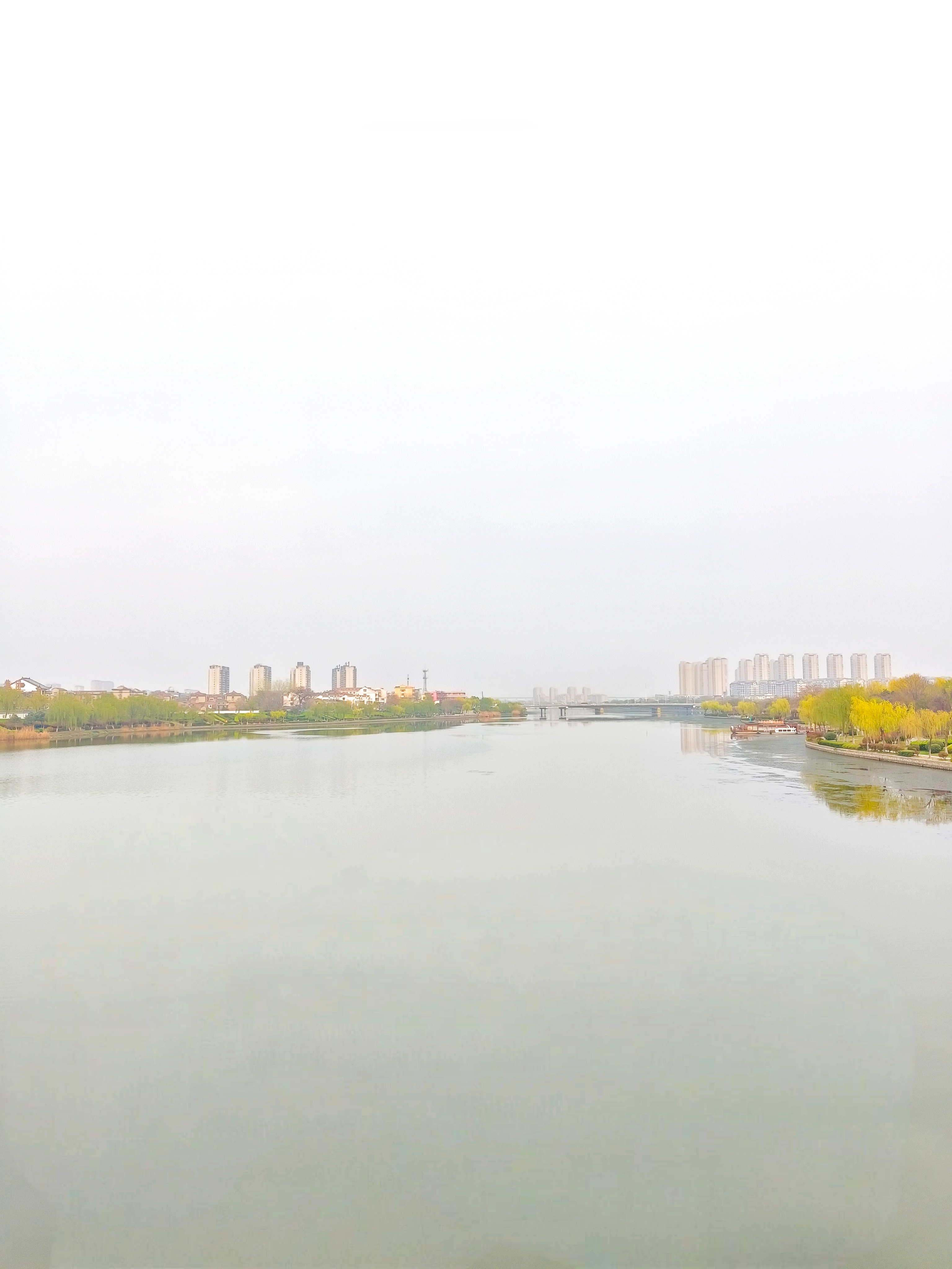 《亳州日记》一日之内，穿行于亳州的街巷与古迹，仿佛翻阅一部厚重而连贯的中华史书。