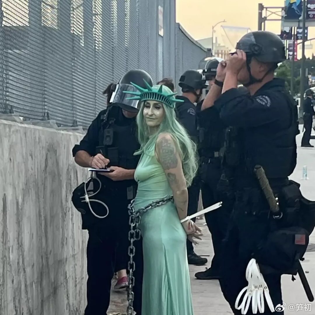 好消息是“自由女神”也来参加全美反对特朗普的“NO KING”大游行；坏消息是她