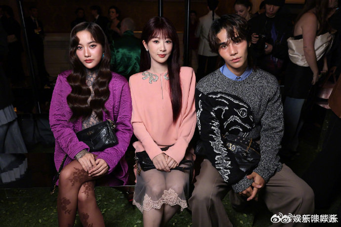 杨紫 Jeff Freen时装周同框看秀。看秀G社生图，她工作室怎么允许这种照片