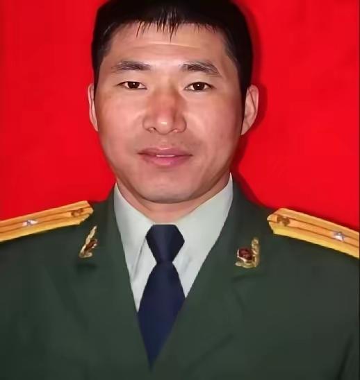 白建刚，男，1971年9月出生，四川眉山市人，大专文化，中共党员。1990年3月