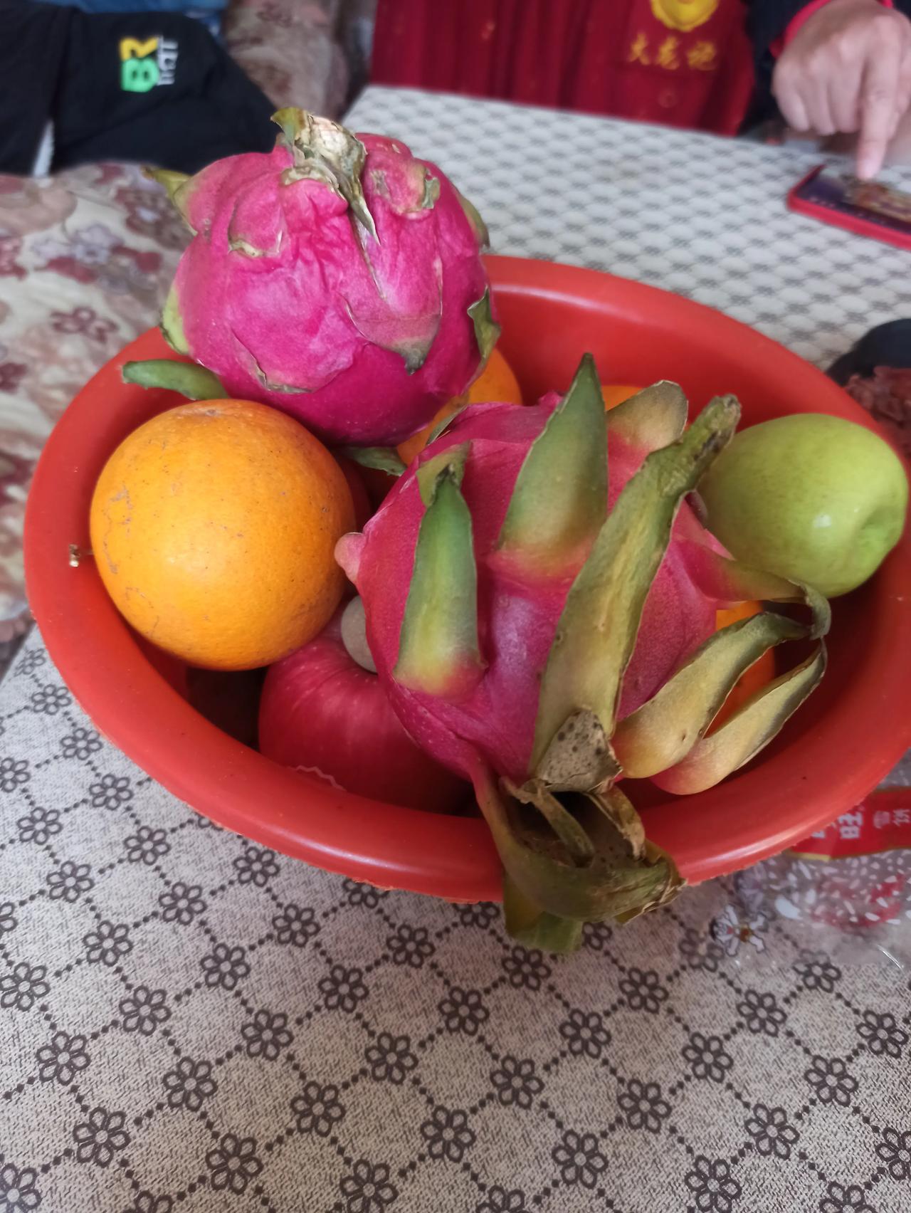今年拜年串门没有买礼品，算是节约了一把。主要是你送我我送你，都是一堆没有用的礼品