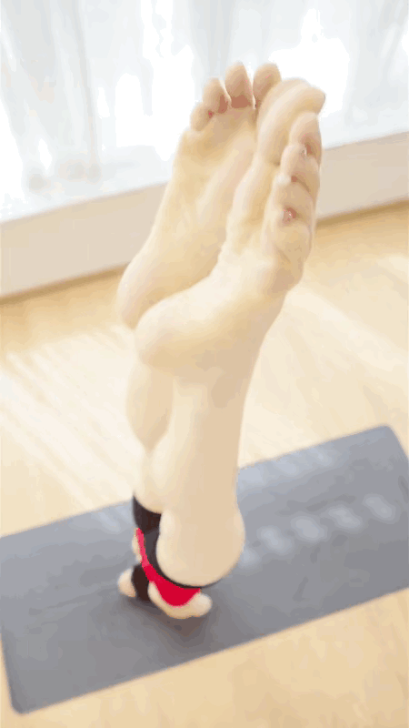 图一：锻炼啊，怎么变得这么拼啊？
图二：他们说，只有这样踩出来的才有味道，也不知