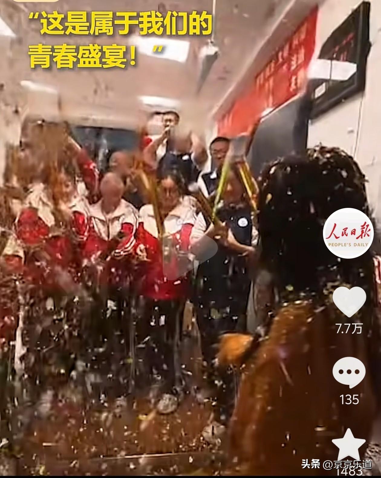 内蒙古呼和浩特，一间普通的教室里，一群高中毕业班的学生，给班主任准备了一份特别的