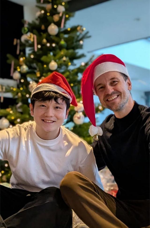 樊振东戴着圣诞帽，与波尔开心合照！

远在德甲征战的东哥，在德国名将，也是老对手