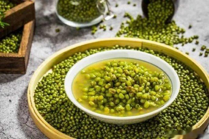 #每天一味中草药# 绿豆，味甘，性凉。入心、胃经。具有清热解毒，消暑，利水的功效