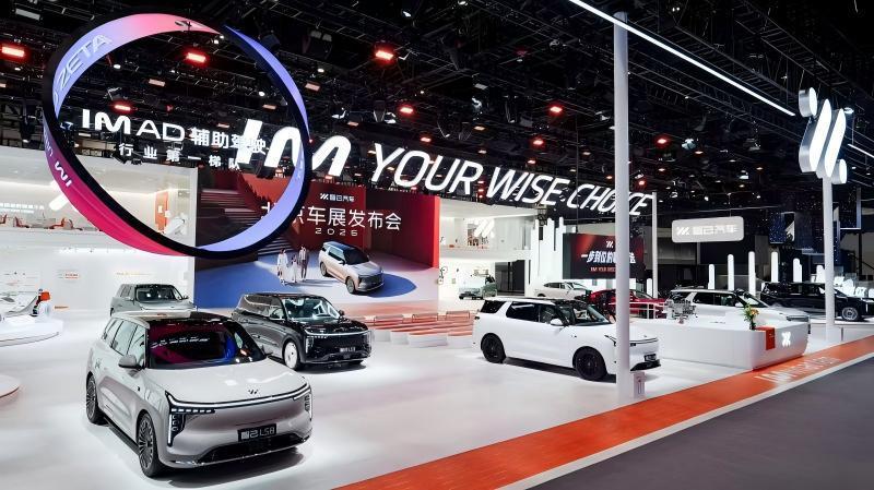 北京车展智己上了款LS8，主打二十五万级大满配。标配四轮转向和空悬，Thor芯片