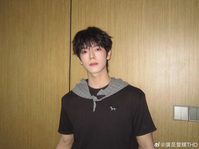 曾辉张卓尔在披哥演上短剧了很难不被他俩逗乐，即兴发挥一点不尴尬，短剧味儿拿捏得死