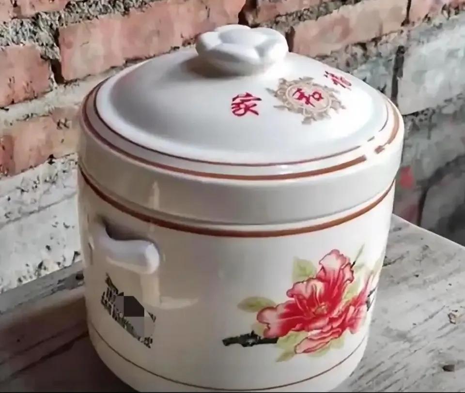 看过报道评几句
个人觉得，用这种类似瓷坛子的器物撞逝者骨灰没啥不可以的。问题是，