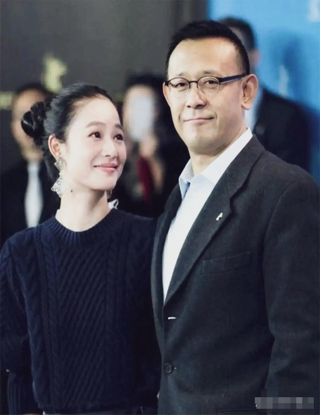 周韵看姜文的眼神透着幸福与崇拜的光芒。周韵