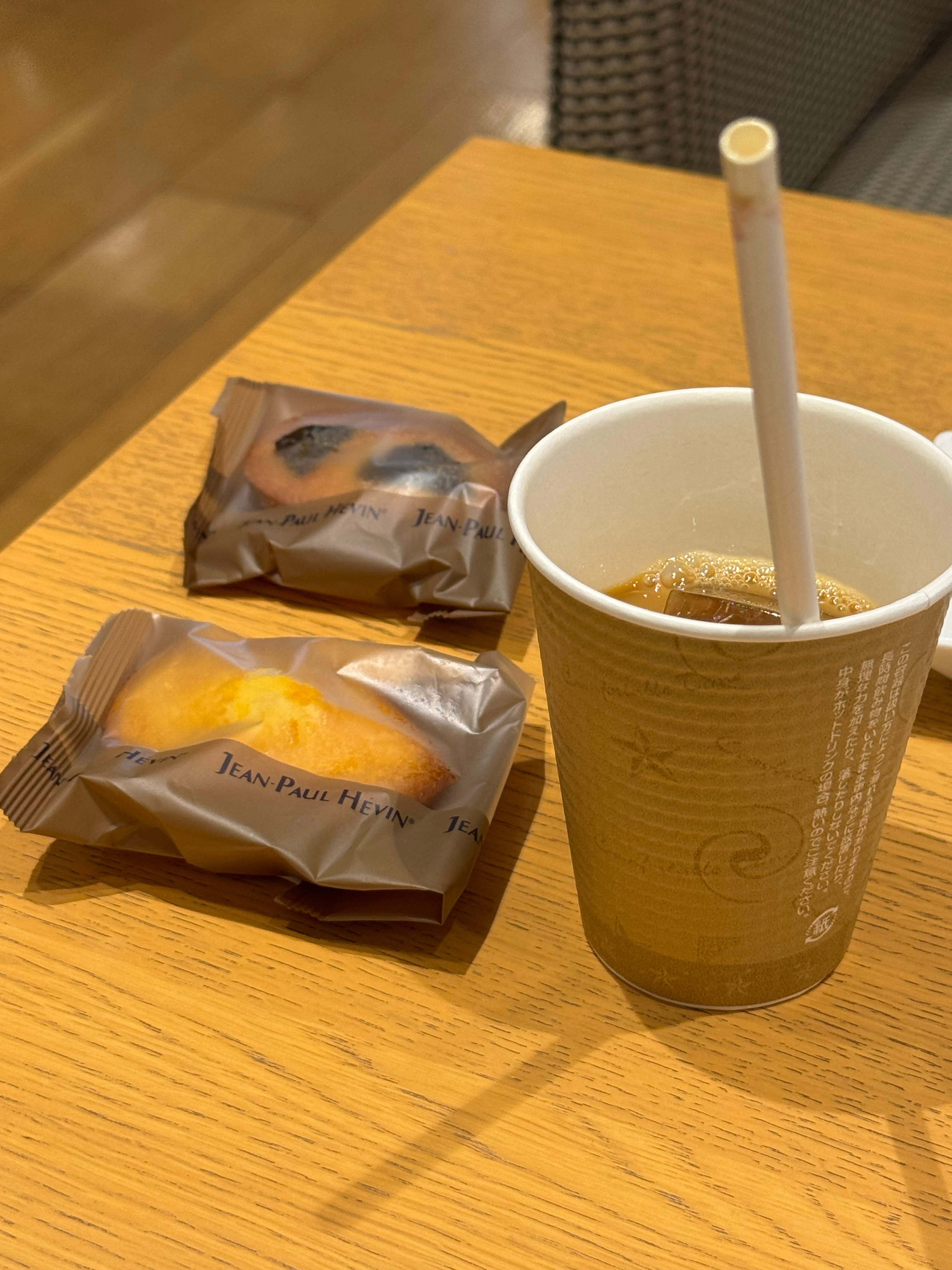 银座三越突然变大方了，lounge里喝饮料，送的点心上档次了
