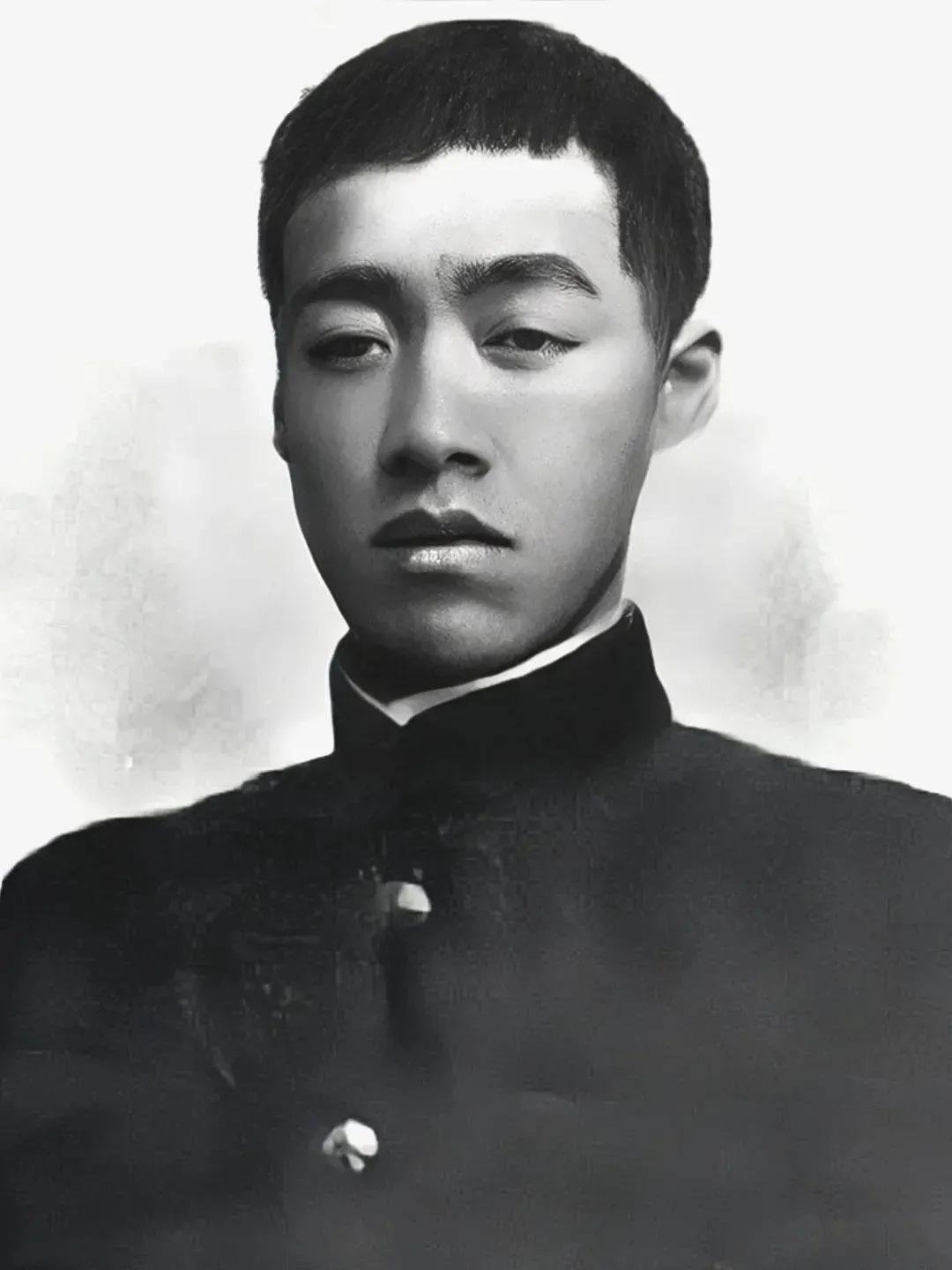 一名年轻人路遇强盗，主动把钱财拿出来，唯独不肯交一张纸，这时强盗夺过来一看，没想