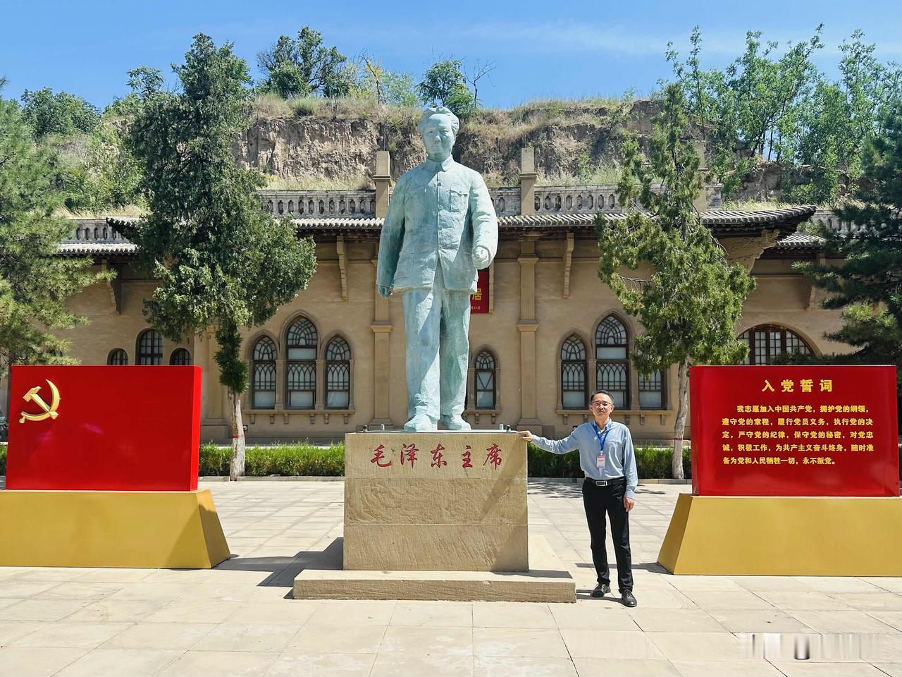 【慧根】@高桢迪 
环境和圈子改变命运：
跟有权利的混，消息快；
跟赚大钱的混，