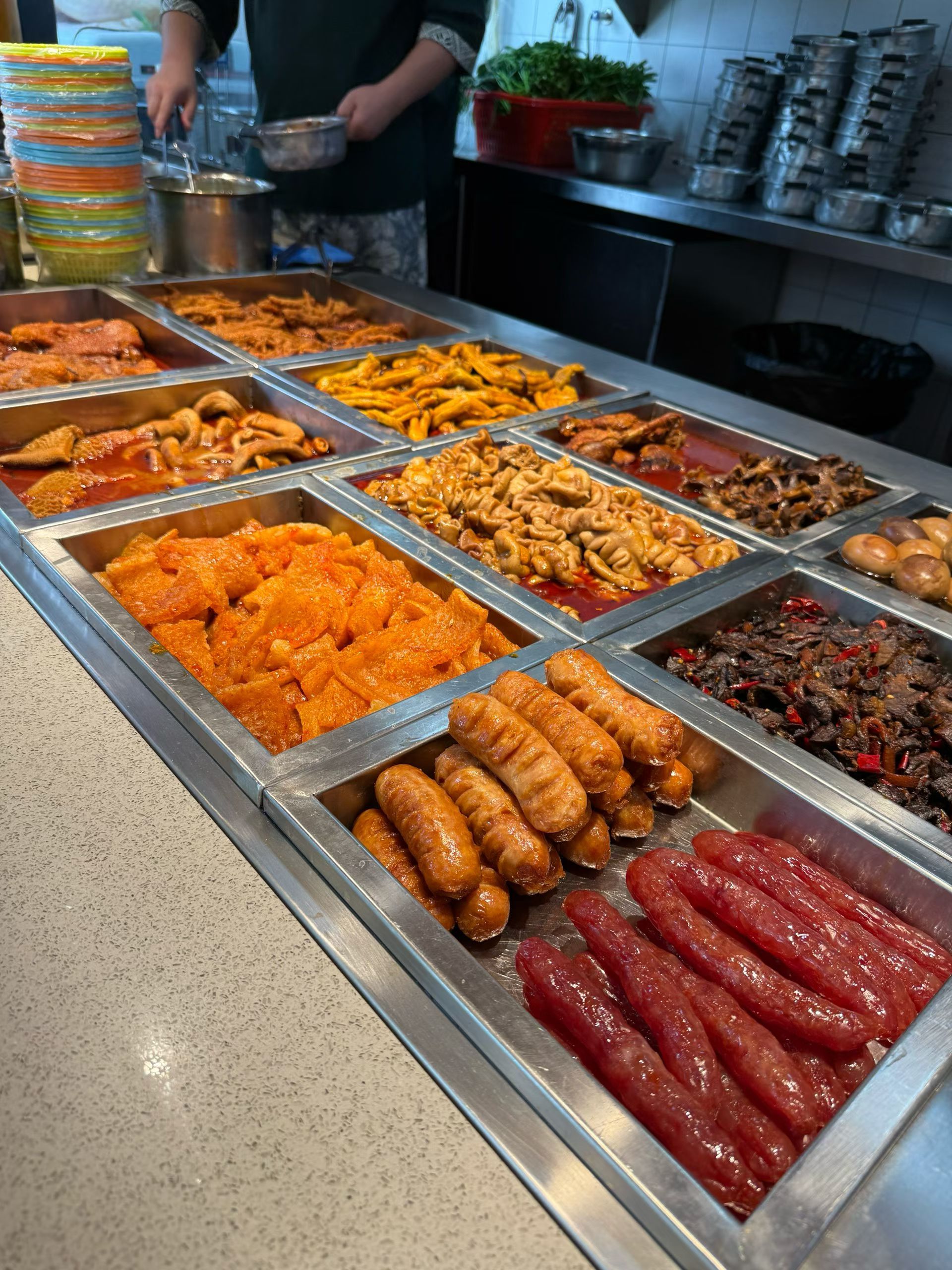 周末偷个懒，晚上就不开火了。老唐带老婆，一起下馆子，孩子这段时间爸妈想念接去小住