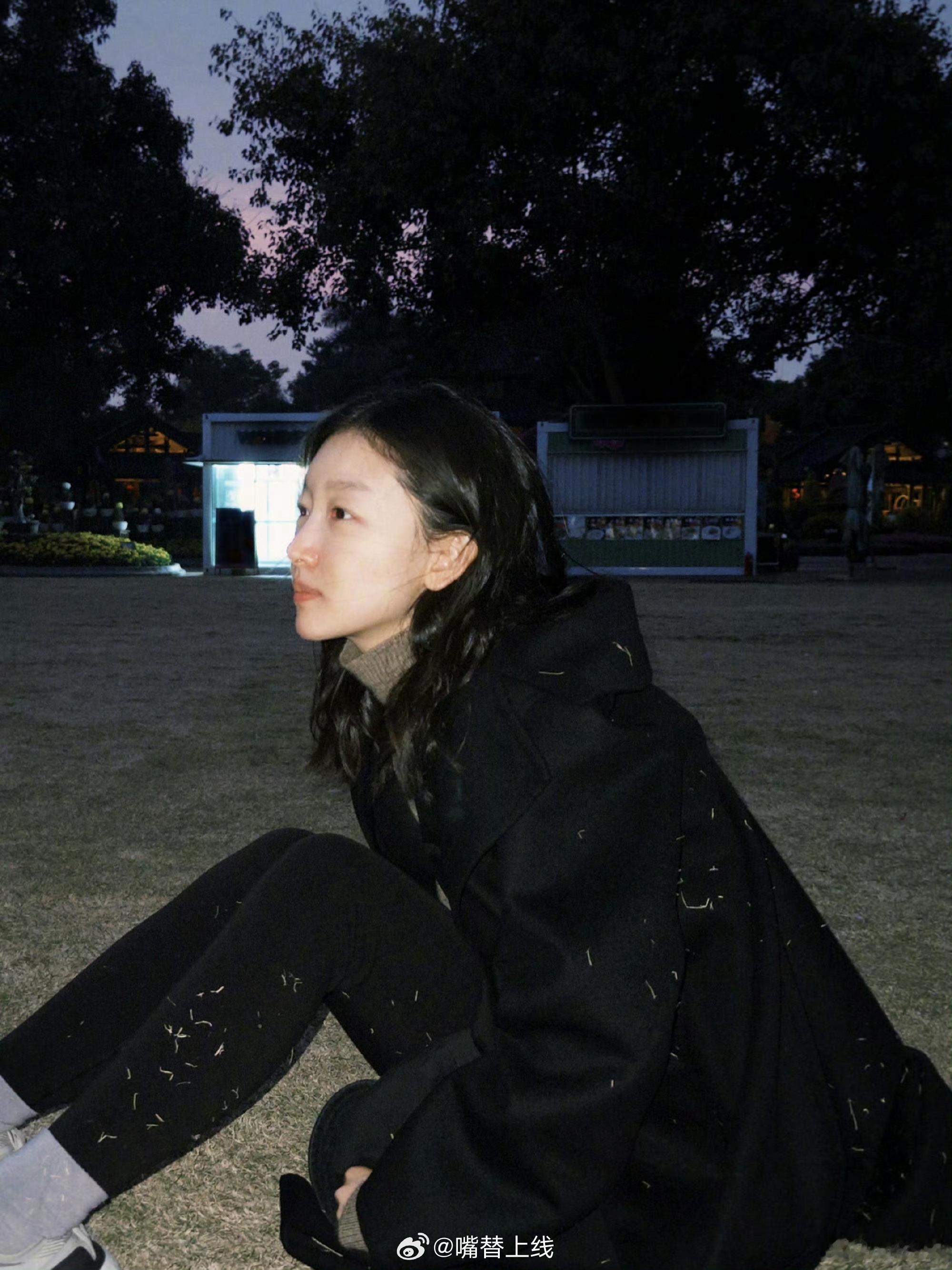 周冬雨好有松弛感，在草地打滚的快乐小狗🈶。衣服上沾满了草太真实啦~ 
