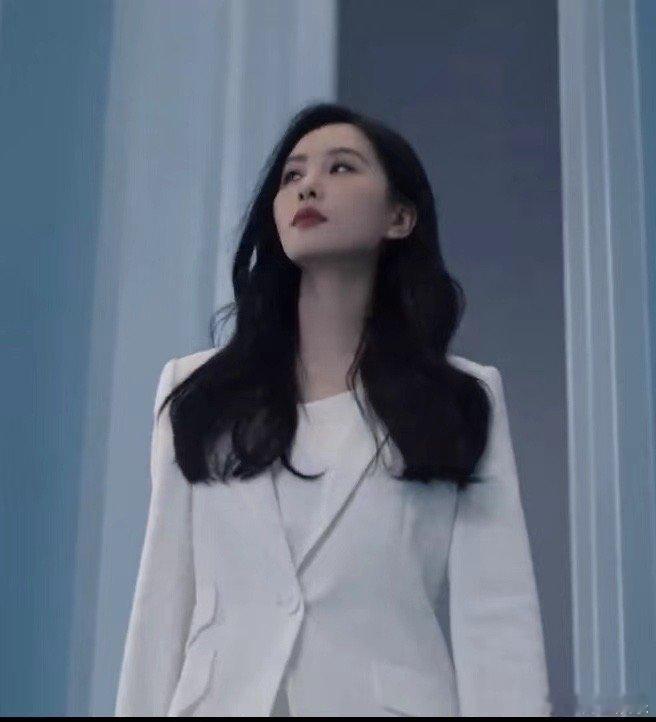 #刘诗诗全白西装##刘诗诗白西装姐感# 刘诗诗全白西装造型完美展现优雅身姿和强大