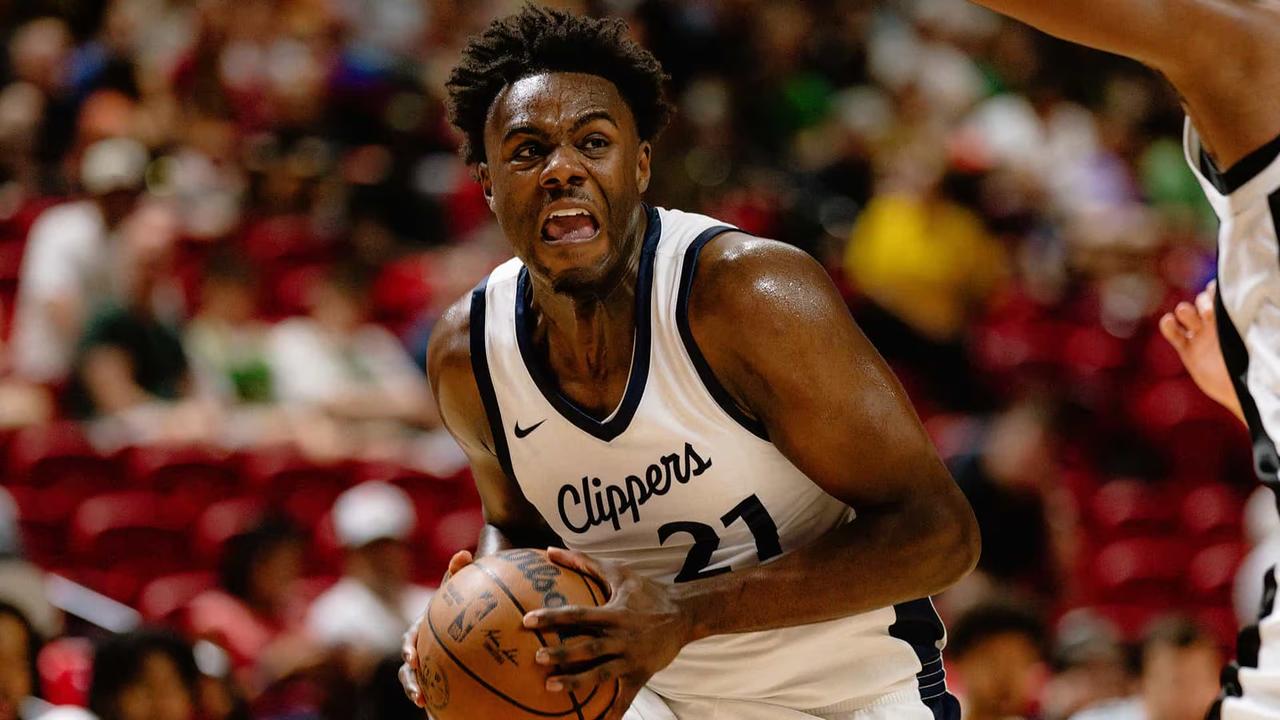 洛杉矶快船队将拒绝执行前锋科比·布朗2026-27赛季的新秀合同球队选项，这是他