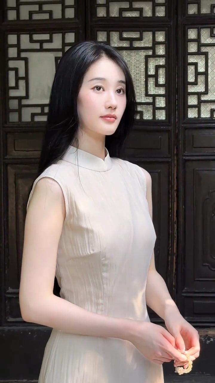 静坐听松风，清音入耳来。