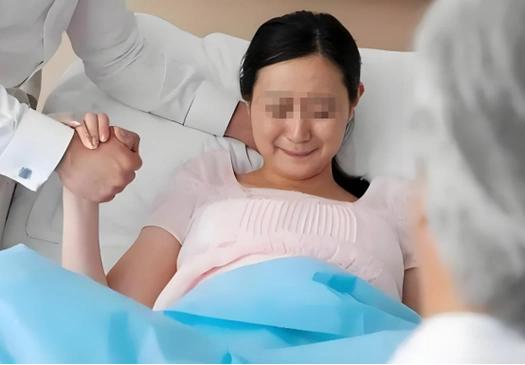 一位母亲质疑：“什么叫我10月怀胎生的孩子跟我没有血缘关系？”
 
她和老公结婚