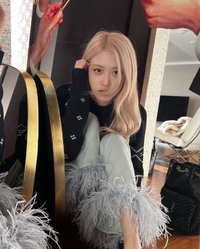 Rosé朴彩英  浅发真的太好看了