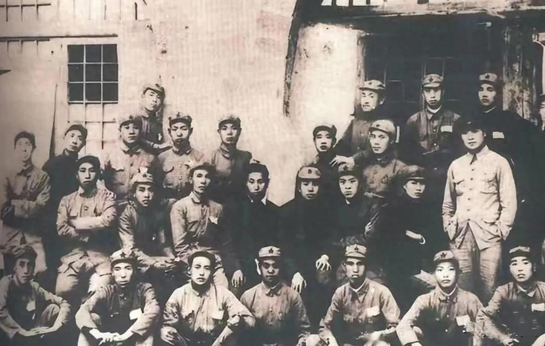 解放战争时期一个奇怪现象 我军牺牲的5位师长中，竟然有两位来自同一个师。
这就太