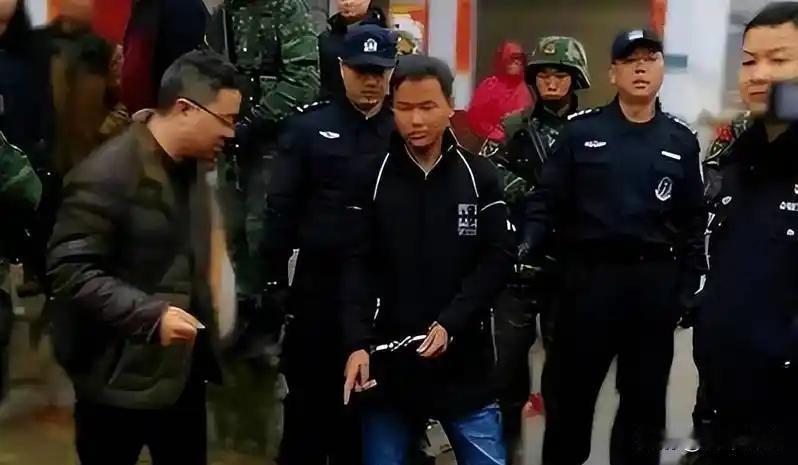 张扣扣杀了人，法院判了死刑，可村里人还在嘀咕那年的事。
这事过去快22年了，判决