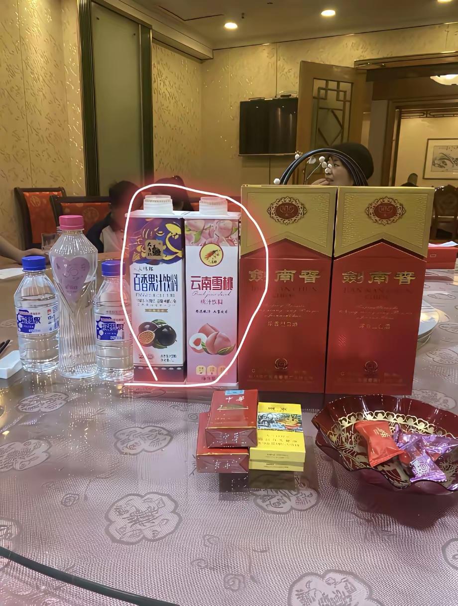 只要包装足够好，消费者绝对跑不了。
不过，这个比五星级酒店餐厅的饮料机强太多了，