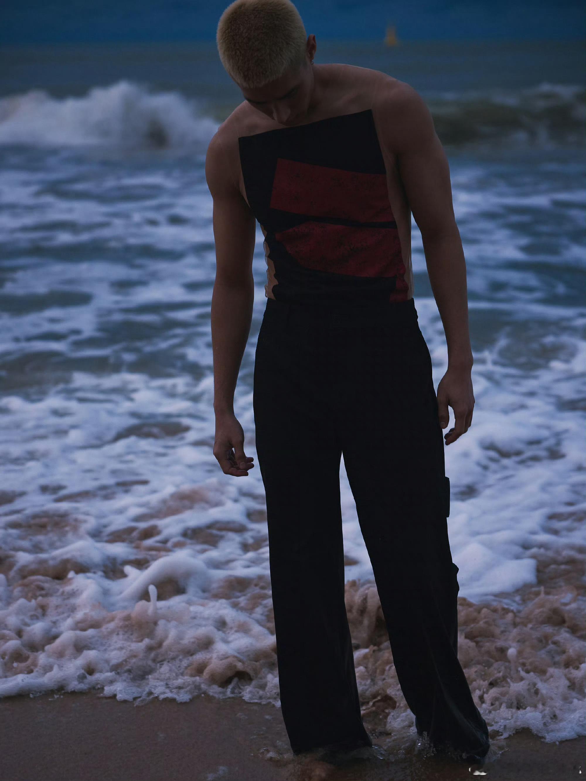 米卡薅掉了自己好多头发咱就是说，让米卡玩emoji猜中文也太逗啦！他一会儿挠头一