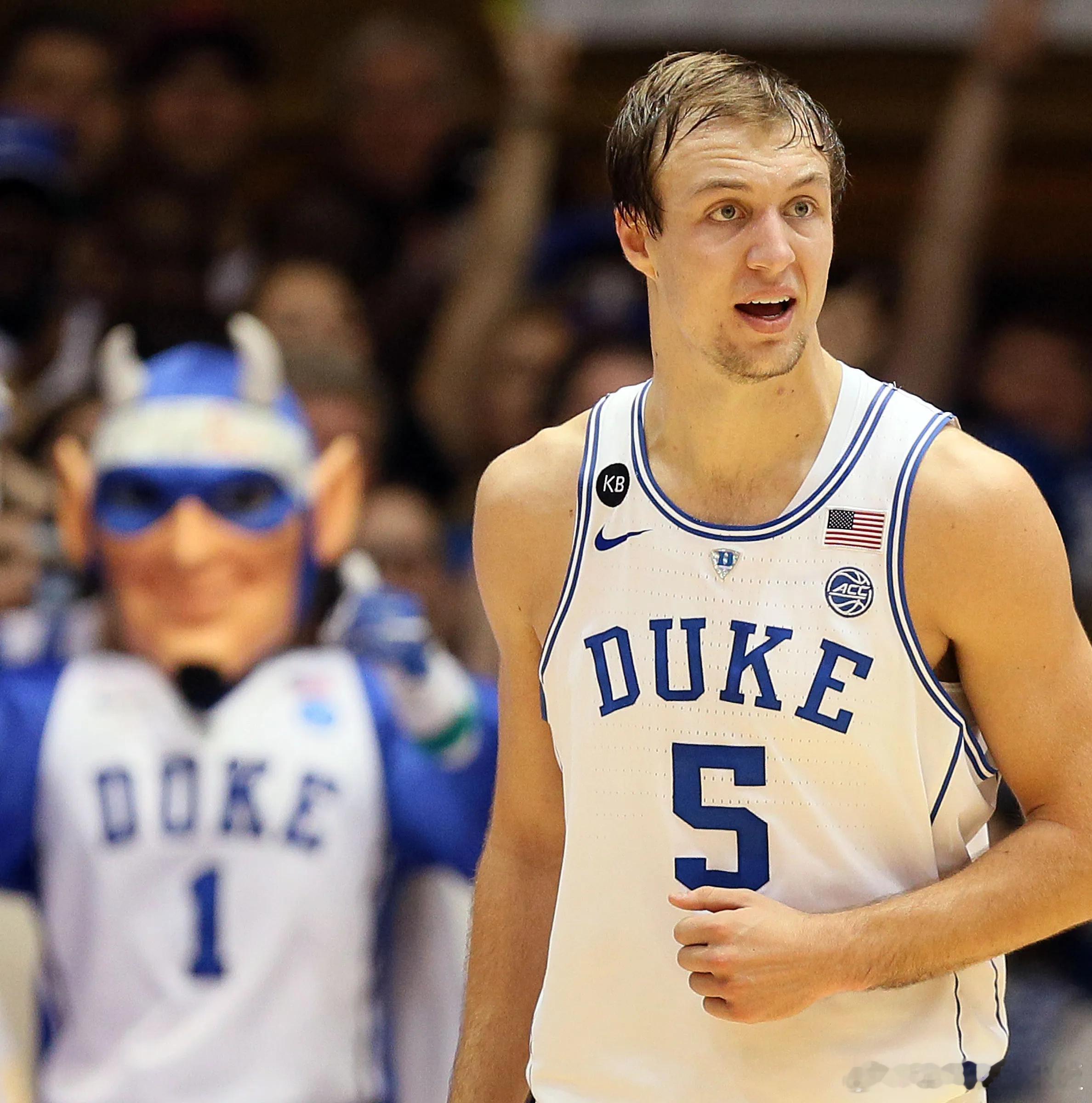 肯纳德和雷迪克都来自杜克大学，把他当雷迪克来使就行