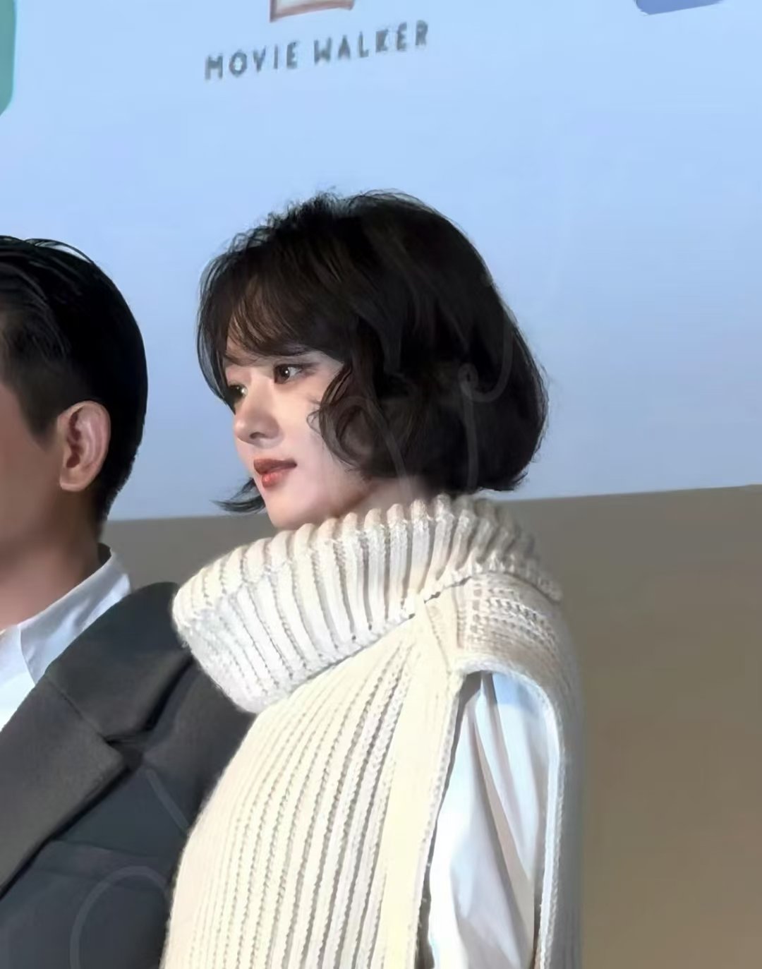 #赵丽颖再次出席东京电影节映后# 颖宝今天的状态好好，短发+无袖针织衫秋日氛围感