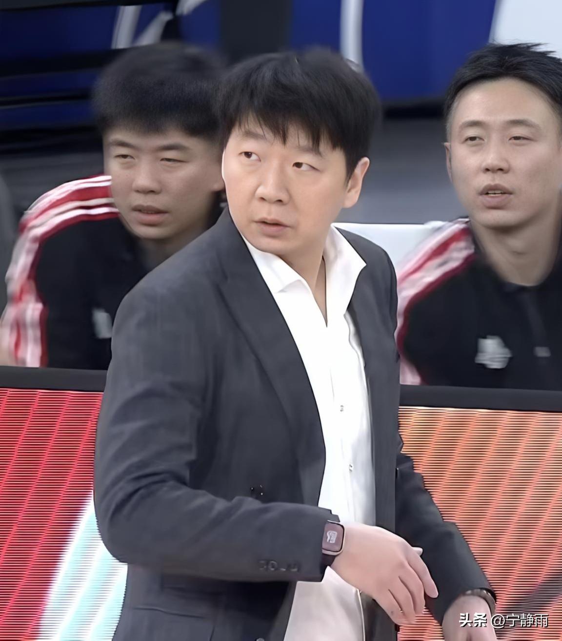 山东客场96:112输上海，依旧给主帅邱彪点赞！
1、大比分落后时不慌乱，不骂人