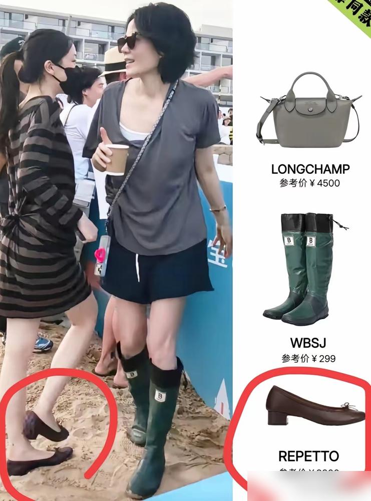 王菲蹲路边吃面，女儿李嫣站旁边，一身时髦，她一双几十块雨靴，背个旧布包。
阿那