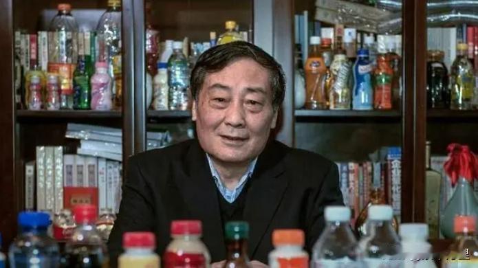 宗庆后和钟睒睒，是两位具有传奇色彩的浙江商业巨头。他们的商业轨迹如同两条巨龙在江