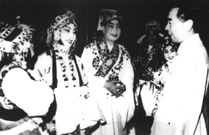 1957年，周恩来与梅兰芳先生(左二)等亲切交谈。