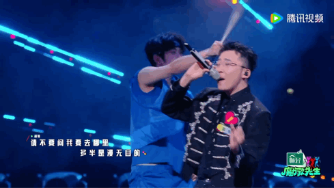 洪涛把魔力歌送去歌手踢馆吧 傲日其愣唱《香水有毒》的时候我整个人都被迷住了，太有